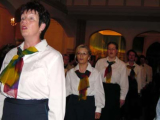"Dona nobis pacem" - Aus dem Hintergrund der Kirche kommen<br>die Chormitglieder des gastgebenden<br>"Chorensemble Oberwiesenthal" zu ihrem Auftritt