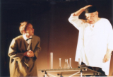 Igor und Dr. Faust im Labor, bei der Entdeckung eines Lebenselixiers