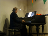 Chorleiter Rainer Koppenhöfer begleitet am Klavier